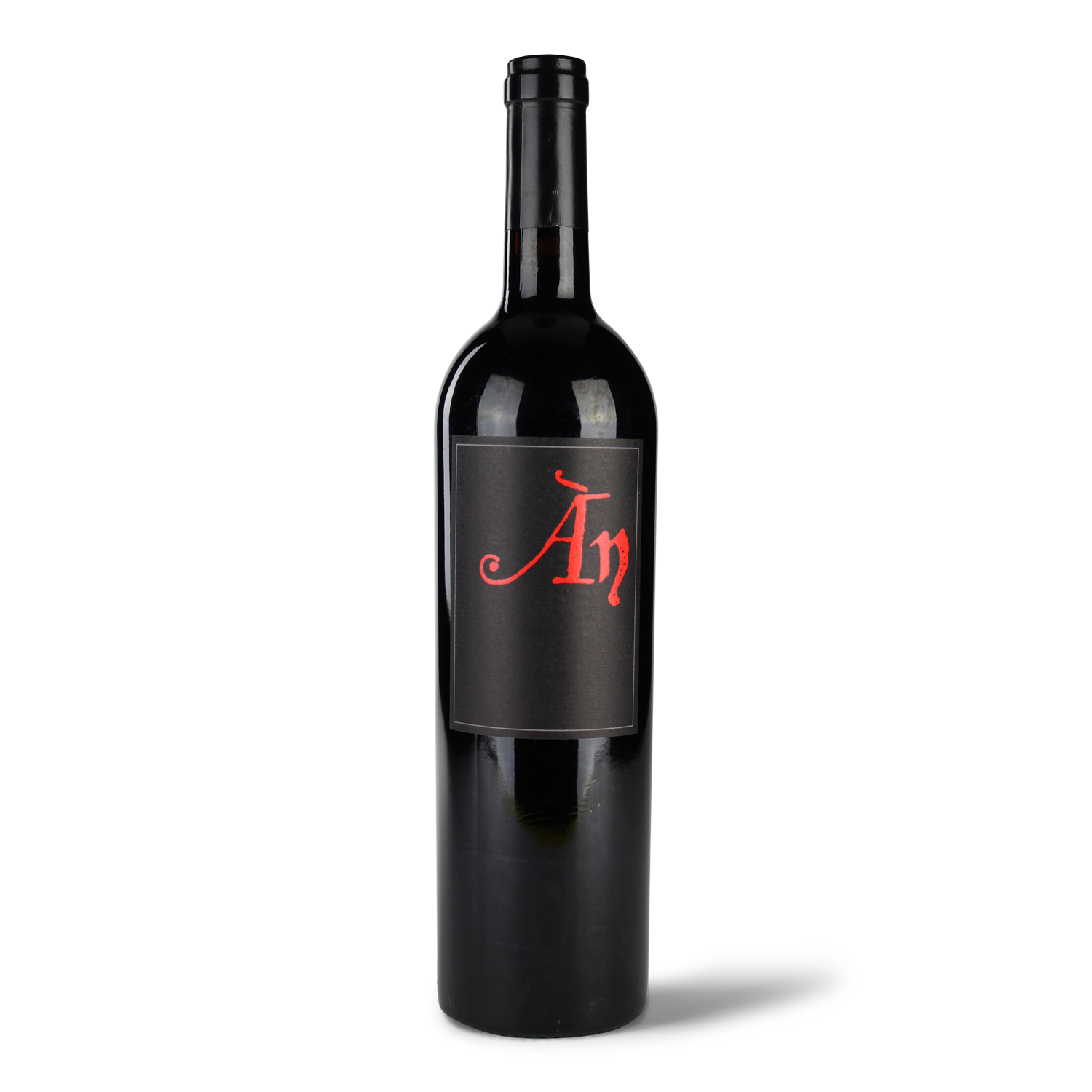 Weinflasche mit schwarzem Etikett.