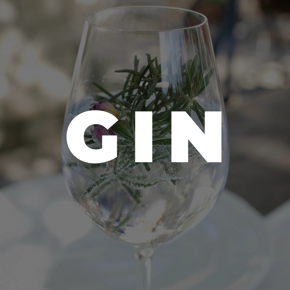 Gin-Glas mit Rosmarin-Zweig.