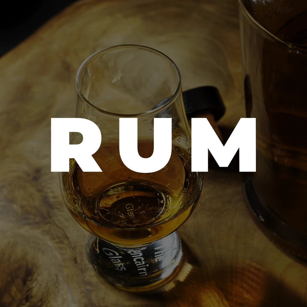 Glas Rum auf Holztisch.