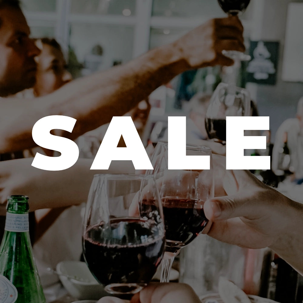 Menschen stoßen mit Weingläsern an.