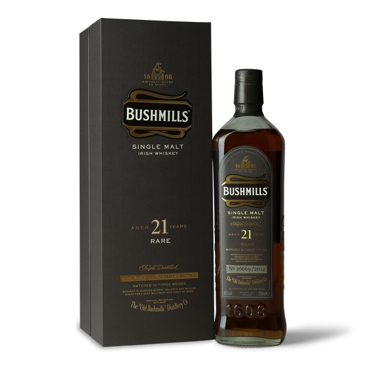 Bushmills Whiskeyflasche und Verpackung.