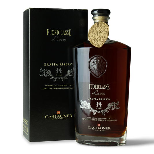 Flasche Grappa mit Verpackung.