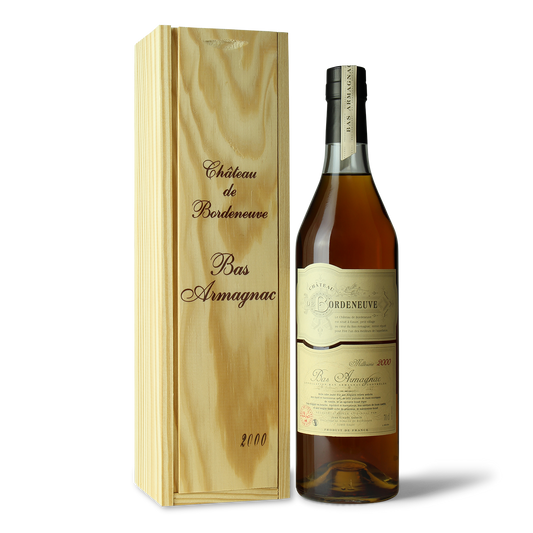 Flasche Armagnac mit Holzkiste.