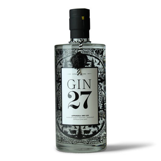 Gin-Flasche mit dekorativem Etikett.