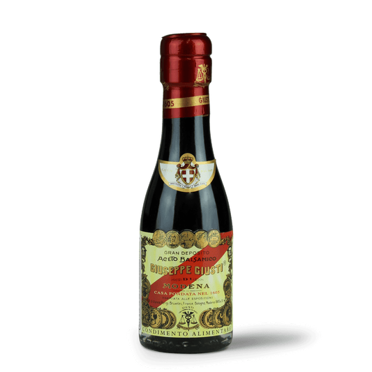 Flasche Balsamico-Essig mit Etikett.