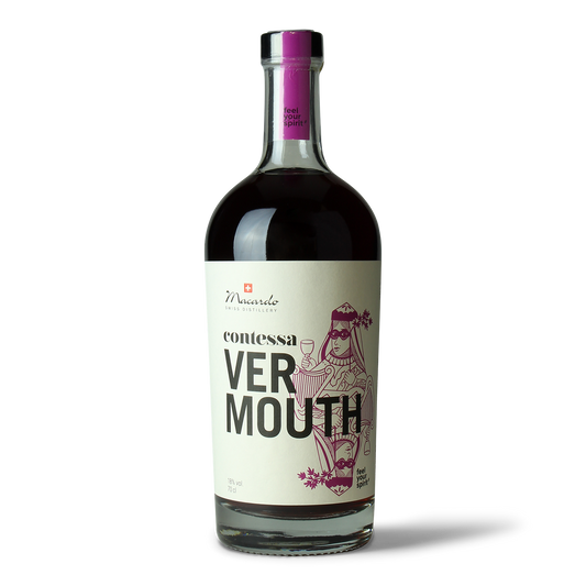 Flasche Contessa Vermouth, Etikett sichtbar.