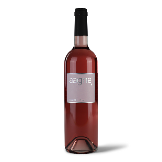 Roséweinflasche mit Etikett.