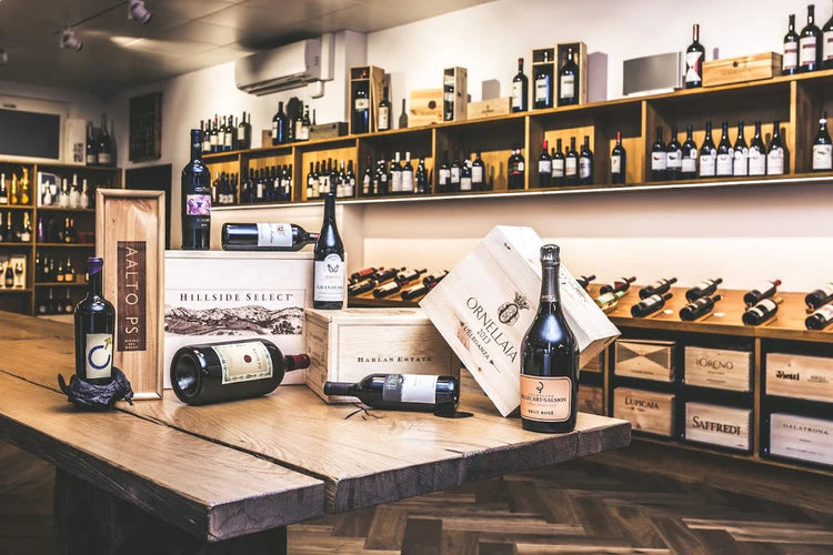 SonidoVino Kundengeschenke im Laden auf Tisch präsentiert